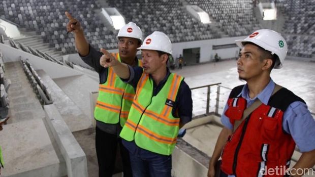 Sri Susanto (kiri) Iis Haerudin (kanan) saat menjelaskan kemajuan renovasi Istora GBK 