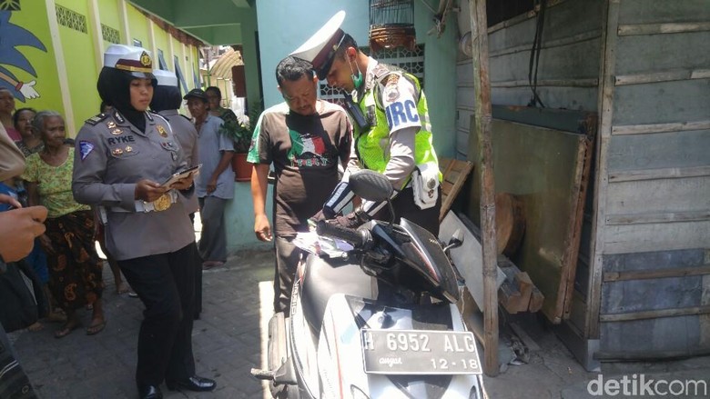Uji Coba e-Tilang, Dishub DKI Bantu Pemasangan Tiang CCTV Uji Coba e-Tilang, Dishub DKI Bantu Pemasangan Tiang CCTV