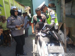 Uji Coba e-Tilang, Dishub DKI Bantu Pemasangan Tiang CCTV