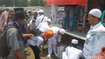 Massa Aksi 299 Menunggu Salat Jumat di Depan Gedung DPR