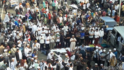 Salat Asar di Tengah Padatnya Massa Aksi 299