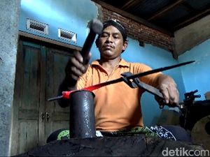Mengintip Aktivitas Pembuat Keris di Trenggalek
