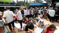 Massa bersiap melaksanakan ibadah salat Jumat.