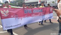 Siang tadi, Tugu Tani didemo oleh massa yang berkeliling memutari patung ini. Mereka mengaku akan mendeklarasikan antikomunis. Massa menggelar demo di patung itu karena dianggap sebagai simbol komunis. Menurutnya, apabila Tani yang dimaksud benar-benar petani maka seharusnya membawa cangkul, bukan senjata. (Foto: Dwi Andayani/detikcom)
