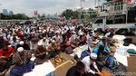 Massa Aksi 299 Salat Jumat di Depan Gerbang DPR