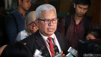 Sebelumnya, Novanto ditetapkan KPK sebagai tersangka pada 17 Juli 2017. Dia diduga melanggar Pasal 2 ayat 1 atau Pasal 3 Undang-Undang Nomor 31 Tahun 1999 sebagaimana telah diubah dengan Undang-Undang Nomor 20 Tahun 2001 tentang Pemberantasan Tindak Pidana Korupsi juncto Pasal 55 ayat 1 ke-1 KUHP.