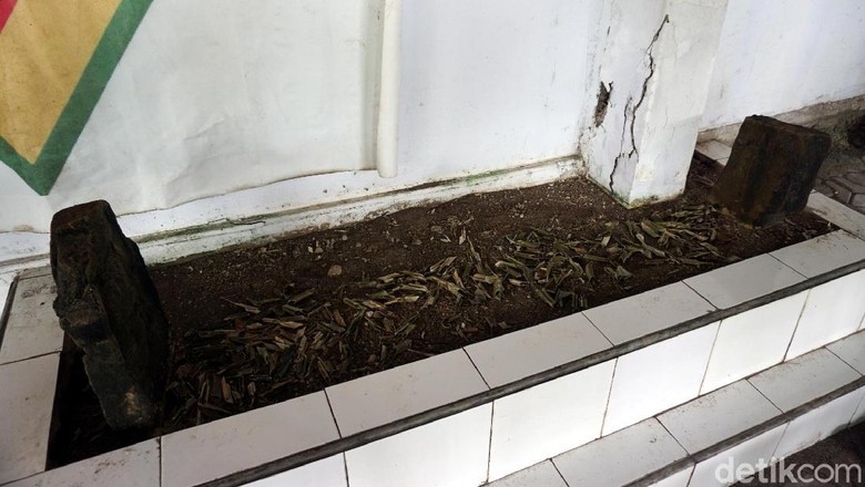 Makam dengan nisan yang bisa tumbuh di samping Masjid Kesultanan Bacan (Wahyu/detikTravel) Makam dengan nisan yang bisa tumbuh di samping Masjid Kesultanan Bacan (Wahyu/detikTravel)