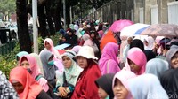Massa berkumpul di depan pagar gedung DPR.