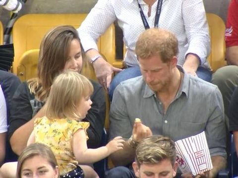 Viral, Video Seorang Balita Curi Popcorn Pangeran Harry