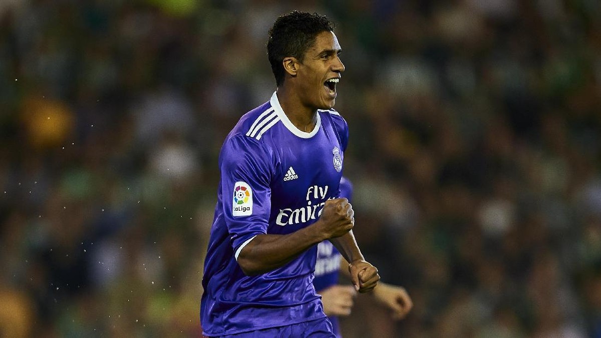 Raphael Varane mau pensiun di Real Madrid. Foto: Aitor Alcalde/Getty Images