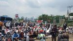 Massa Aksi 299 Bersiap Salat Jumat di Depan Gedung DPR/MPR