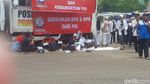 Massa Aksi 299 Menunggu Salat Jumat di Depan Gedung DPR