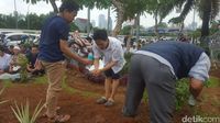 Massa Aksi 299 Mulai Salat Jumat, Penuhi Depan Gerbang DPR