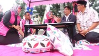 Wali Kota Bandung Ridwan Kamil mengatakan warga Kota Bandung yang jumlah penduduk mencapai 2,4 juta membuat rentan dengan stres. Sehingga Kekasih Juara diharapkan dapat menjadi solusi masyarakat yang mengalami gejala psikologis, kecemasan, hingga rasa galau karena cinta. Foto: Facebook/Ridwan Kamil