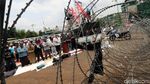 Massa Aksi 299 Salat Jumat di Depan Gerbang DPR
