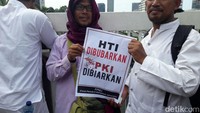 Poster-poster yang dibawa mayoritas berisi tulisan: HTI Dibubarkan, PKI Dibiarkan. Foto: Marlinda Oe/detikcom