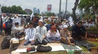 Massa Aksi 299 Mulai Salat Jumat, Penuhi Depan Gerbang DPR
