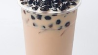 Minuman dingin seperti milk tea tak lengkap tanpa topping. Pearl, boba atau bubble jadi topping paling favorit. Bola-bola kecil dan hitam berbahan tepung kanji ini punya tekstur kenyal. Ada juga jenis boba yang dalamnya berisi cairan (popping boba). Foto: Istimewa