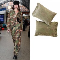 Bella Hadid membuat padanan atas bawa serba motif camo jadi terlihat keren. Kesan maskulin ini juga bisa ditunjukkan di rumah lewat bantal ini. Foto: Ist.