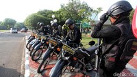 Pasukan bermotor juga disiagakan di sekitar gedung DPR.