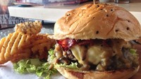 Republic Burger punya aneka homemade burger sedap. Salah satunya The Republician Monster yang berisi daging wagyu juicy dan gurih. Pendampingnya waffle fries gurih renyah bertabur oregano. Foto: dok. detikFood