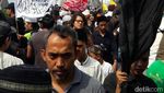 Jepret! Selfie-selfie di Tengah JPO yang Penuh Massa Aksi 299