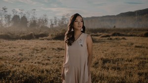 Gloria Jessica menyebut pencapaian ini masih seperti mimpi, jauh melampaui ekspektasi dari sebuah lagu. Ia berterima kasih kepada Ade Govinda, MyMusic Records, SCTV, pendengar, dan content creator. (Foto: dok. Gloria Jessica)