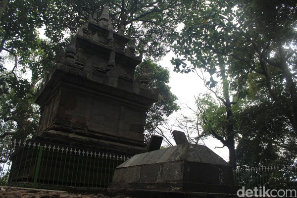 Candi di Desa Cangkuang ini pertama kali ditemukan oleh tim cagar budaya Jabar pada tahun 1966. Candi Hindu ini diperkirakan dibangun pada abad ke-8 Masehi (Hakim Ghani/detikTravel) Candi di Desa Cangkuang ini pertama kali ditemukan oleh tim cagar budaya Jabar pada tahun 1966. Candi Hindu ini diperkirakan dibangun pada abad ke-8 Masehi (Hakim Ghani/detikTravel)