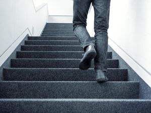 Ngos-ngosan Saat Naik Tangga? Segera Cek Jantung dan Paru-paru