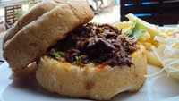  Main ke Bogor bisa cicip burger unik di Two Stories. Isiannya suwiran empal yang rotal dan empuk. Rasa manis pedasnya dijamin nikmat. Foto: dok. detikFood