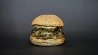 Three Buns dikenal sebagai restoran burger. Ada banyak pilihan burger di sini seperti Baby Huey, Fun Boy Three, hingga Street Truff. Burning Man, misalnya, terdiri dari 120 gram patty daging sapi, keju asap, jalapeno panggang, saus pedas, dan dashi mayo. Foto: Three Buns