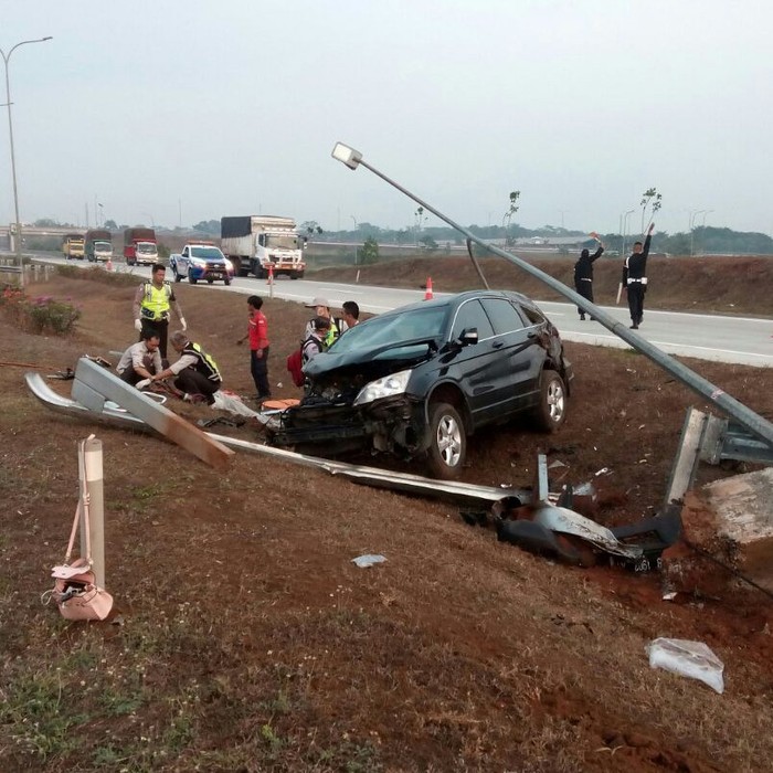 Minibus Tabrak Tiang di Tol Cipali, Satu Orang Tewas