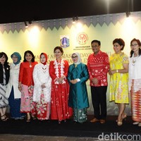 Gelaran apresiasi budaya Betawi dan peluncuran buku bertajuk Lenggang Batik Jakarta yang berlangsung pada kamis malam (28/9/2017) ini dihadiri oleh istri Wakil Presiden RI Yusuf Kalla, Mufidah Kalla. Tampak ketua Dekranasda Jakarta, Happy Djarot beserta Gubernur DKI Jakarta, Djarot Syaiful Hidayat juga turut hadir. Foto: Hasan