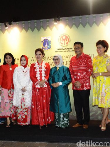 Cantiknya Happy Djarot Pakai Batik Urban Motif Semanggi