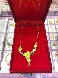 Perhiasan yang dibeli Wang dari uang koin.