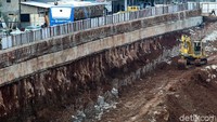 Pekerja menyelesaikan pembangunan Underpass Mampang-Kuningan di Jakarta, Kamis (28/9/2017).