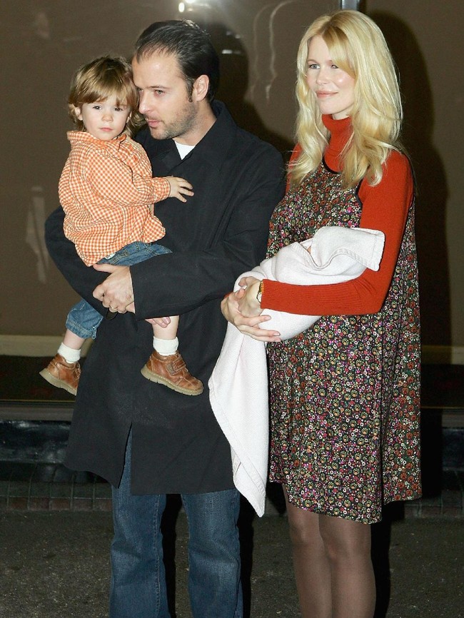 Pada 2002, ia menikah dengan sutradara Mathew Vaughn. Dikaruniai tiga anak, Claudia memilih fokus mengurus buah hatinya. Foto: Getty Images