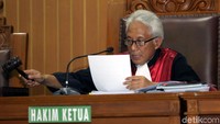 Mengabulkan permohonan pemohon untuk sebagian, ucap hakim Cepi membacakan amar putusan di Pengadilan Negeri Jakarta Selatan (PN Jaksel), Jalan Ampera Raya, Jakarta Selatan, Jumat (29/9/2017).