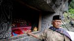 Foto: Tradisi Ganti Baju Jenazah Orang Toraja