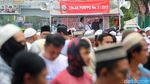 Massa Aksi 299 Salat Jumat di Depan Gerbang DPR
