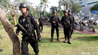 Polisi bersenjata api laras panjang dikerahkan untuk mengamankan aksi di gedung DPR.