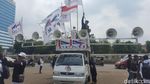 Foto: Massa Aksi 299 Datang, Spanduk Masyarakat Bosen Demo Diturunkan