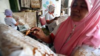 Batik Maos khas Cilacap mengandung makna filosofi dan sejarah tinggi dengan menampilkan sandi perang laskar Pangeran Diponegoro pada abad 18.