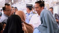 Presiden kemudian menaiki Commuter Line jurusan Stasiun Bekasi yang berangkat dari peron 2. (Dok. Biro Pers Sekretariat Presiden)