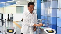 Presiden melakukan tapping kartu memasuki peron stasiun. (Dok. Biro Pers Sekretariat Presiden)