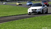 Lebih dari 70 pemilik kendaraan BMW M yang datang ke Sirkuit Internasional Sentul turut berlomba menjadi fastest of the day setelah melewati serangkaian latihan di liga virtual driving simulator dan juga track seperti BSD City Circuit Grand Prix