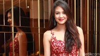 Aurelie tampil dengan gaun serba merah. Foto: Ismail/detikHOT