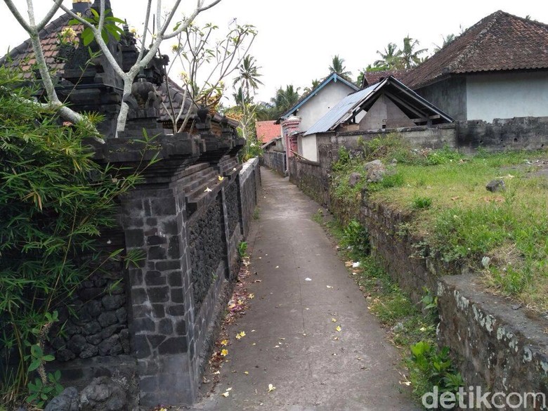 Tetap Berjaga di Tengah Kosongnya Desa Sekitar Gunung Agung Tetap Berjaga di Tengah Kosongnya Desa Sekitar Gunung Agung