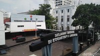 Bendera setengah tiang juga dikibarkan di Mako Garnisun TNI. Foto: Yulida Medistiara/detikcom