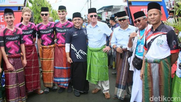 Peserta Tour de Banyuwangi Ijen Dikenalkan Tradisi Pesantren